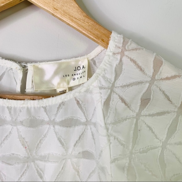 LULU’S JOA White Cotton tiered cold shoulder top - Picture 3 of 7